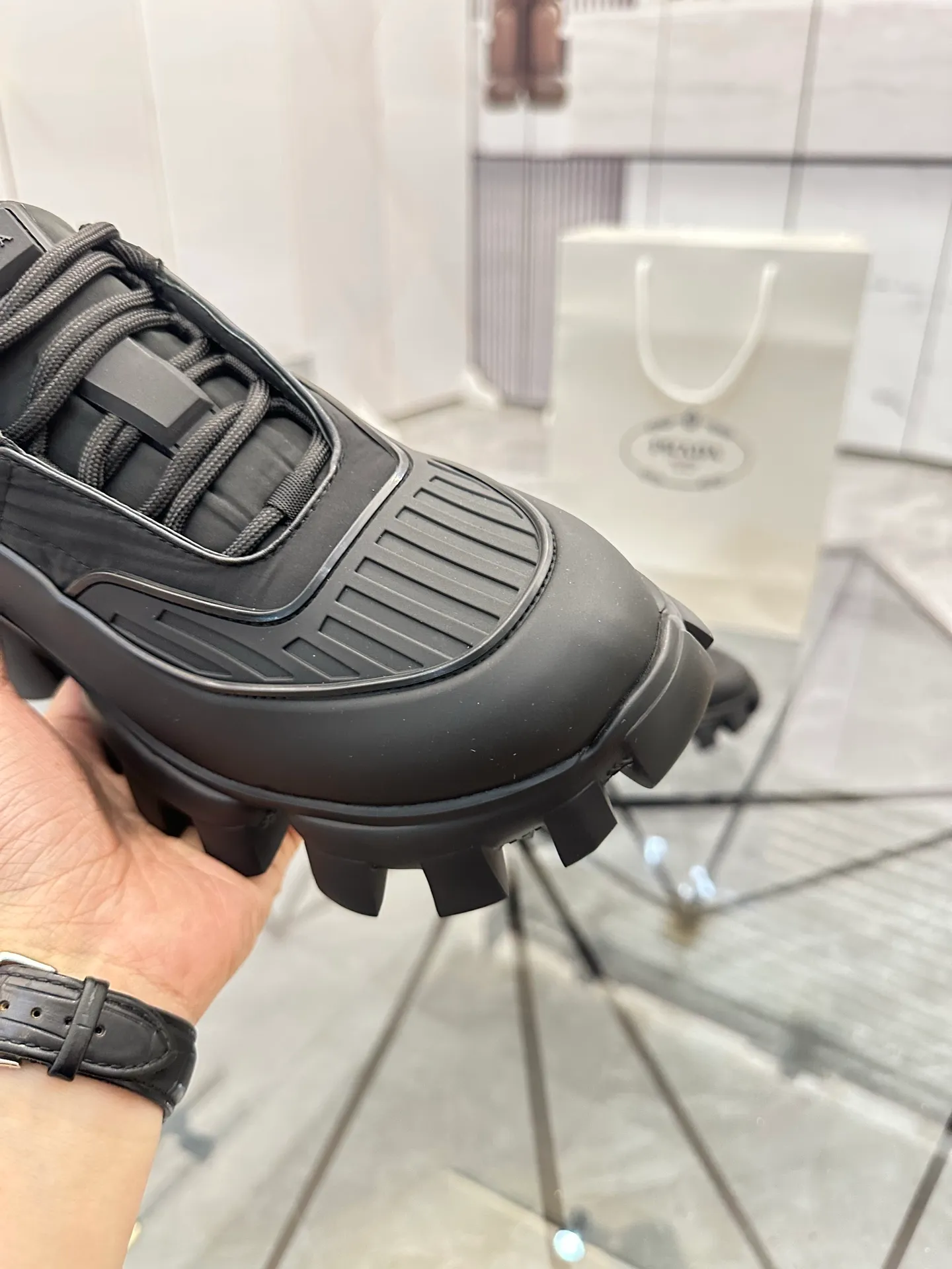Men's shoes: 💰P540¥ High-end top quality Product trademark: Prada *"Prada*" low-top casual shoes Regular size: 38-45 (can be customized to 46) Product materials: imported breathable fly weave upper, professional glue-making process, breathable lining, cowhide foot pads, original ultra-light foam outsole. No.: 001